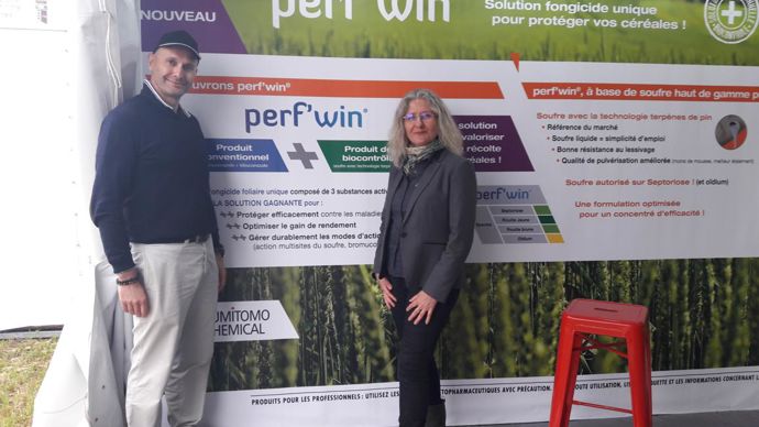 En juin dernier aux Culturales, Frédéric Grimault, directeur marketing et développement des marchés de Philagro, et Sophie Coquin, responsable commerciale France de la gamme agricole d’Action Pin, ont présenté la nouvelle solution mixte Perf’win.